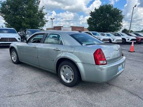 Used 2005 Chrysler 300 Touring RWD image 4