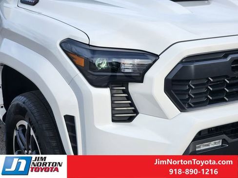 Used 2025 Toyota Tacoma TRD Sport image 10