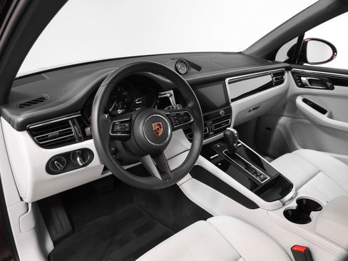 Certified 2024 Porsche Macan AWD/4WD image 4