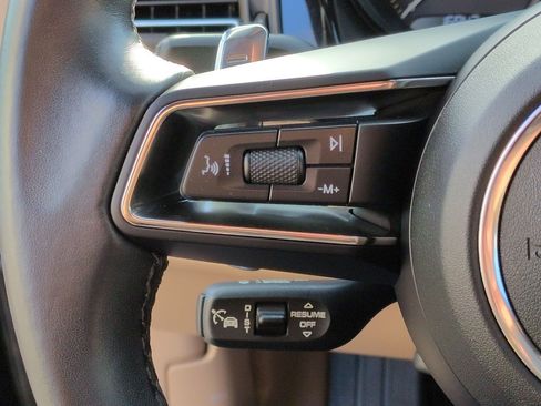 Used 2024 Porsche Macan AWD/4WD image 11