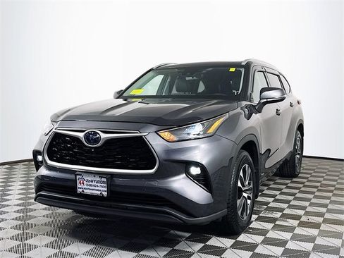 Used 2022 Toyota Highlander XLE image 2