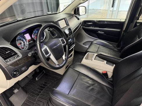 Used 2013 Chrysler Town & Country Touring-L FWD image 13