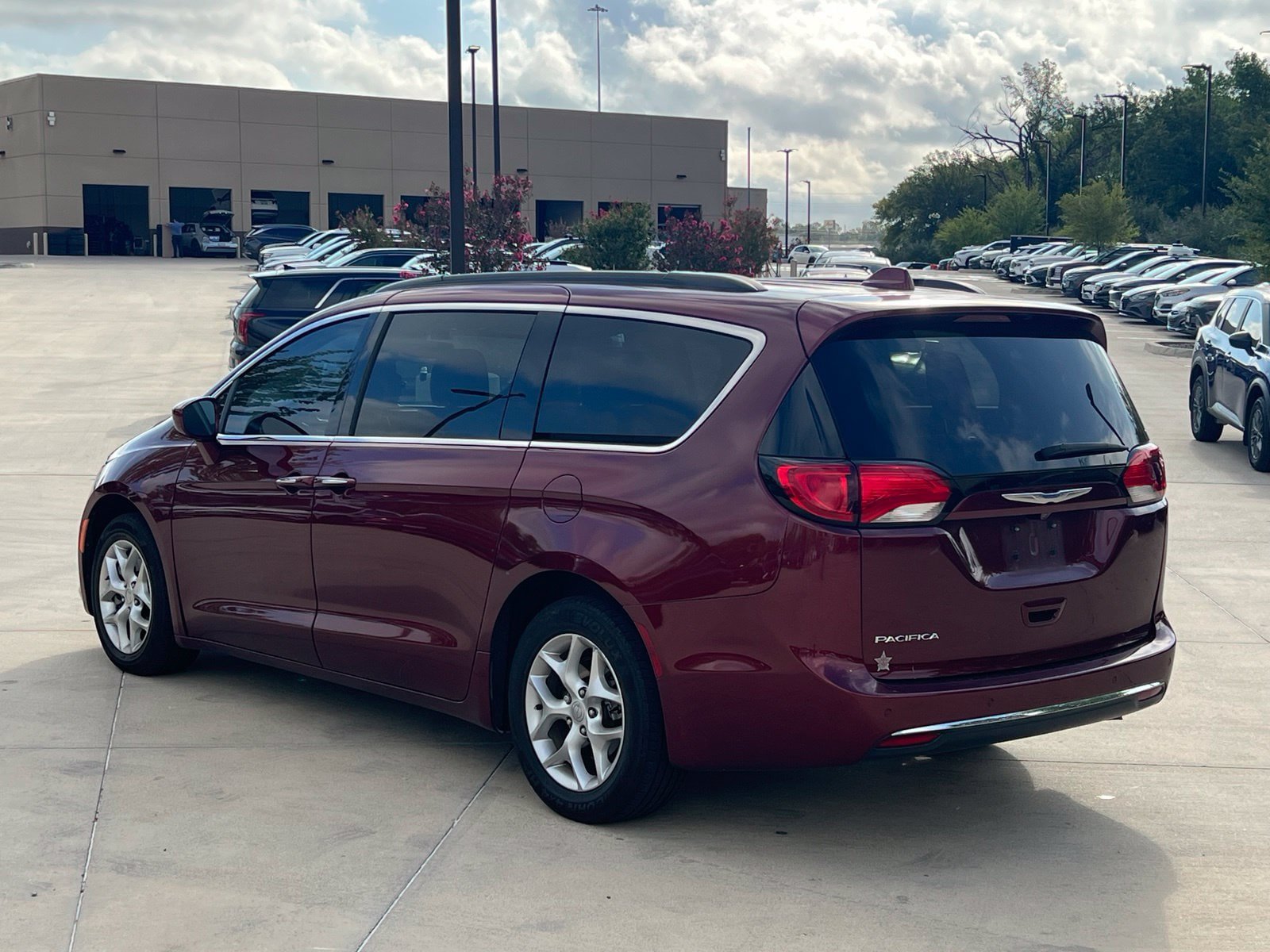 Used 2018 Chrysler Pacifica Touring Plus w/ Tire & Wheel Group FWD image 10
