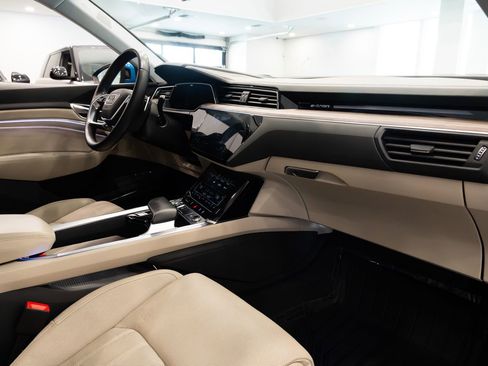 Used 2019 Audi e-tron Prestige w/ Prestige Package image 27