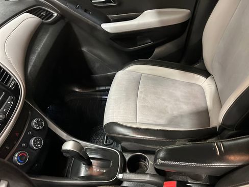 Used 2018 Chevrolet Trax LT w/ LT Convenience Package image 7