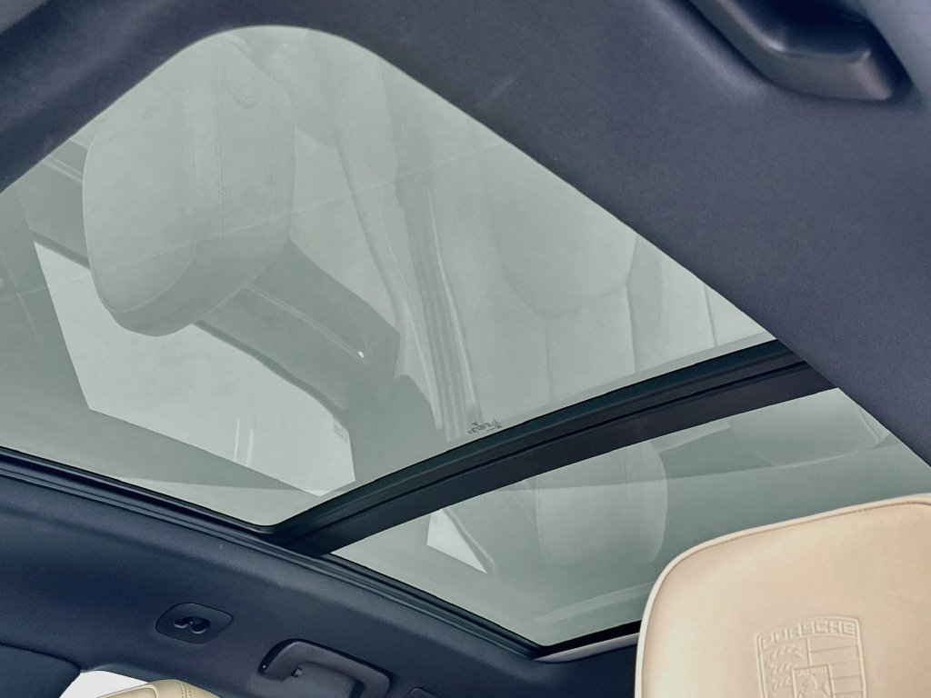 Certified 2025 Porsche Macan AWD/4WD image 23