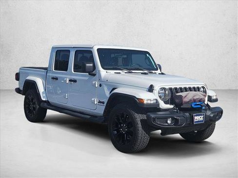 Used 2025 Jeep Gladiator Sport AWD/4WD image 3