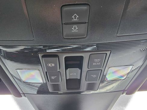 Used 2023 Volkswagen Tiguan SE R-Line image 34