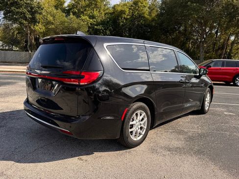 Used 2024 Chrysler Pacifica Touring-L FWD image 7