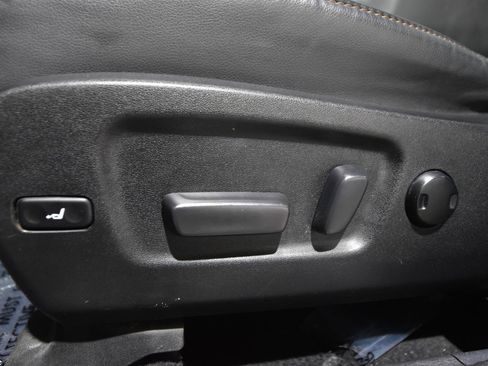 Used 2019 Toyota Highlander XLE AWD/4WD image 12
