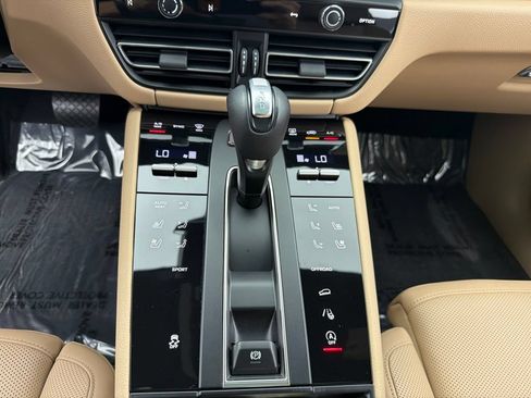 Used 2024 Porsche Macan AWD/4WD image 16