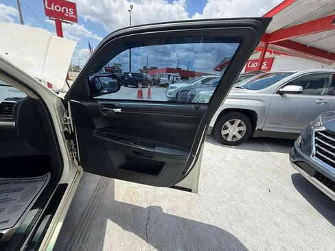 Used 2008 Chrysler 300 LX RWD image 9