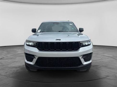 Used 2024 Jeep Grand Cherokee Altitude AWD/4WD image 5