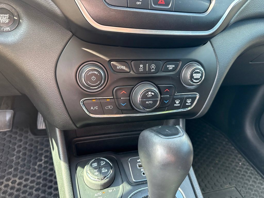 Used 2020 Jeep Cherokee Trailhawk w/ Cold Weather Group AWD/4WD image 42