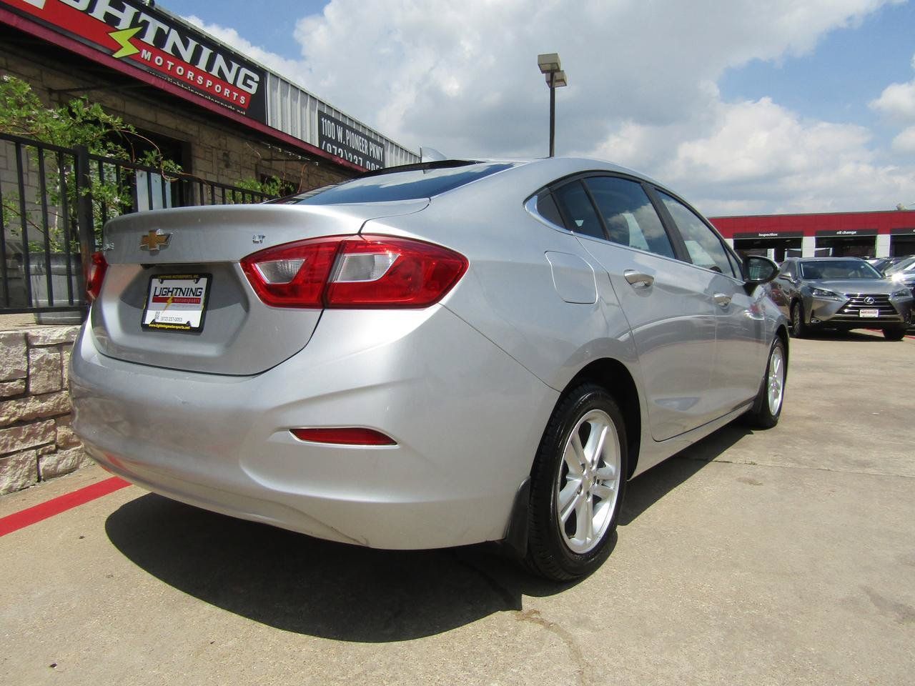 Used 2017 Chevrolet Cruze LT FWD image 4