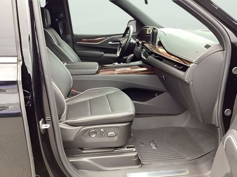 Used 2024 Cadillac Escalade ESV Premium Luxury image 31