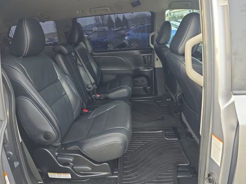 Used 2017 Toyota Sienna SE image 12