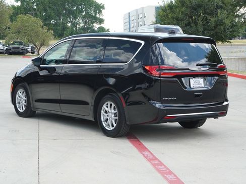 Used 2026 Chrysler Pacifica Select FWD image 3