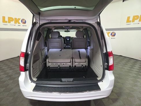 Used 2015 Chrysler Town & Country Touring image 9