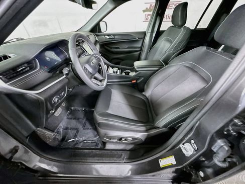 Used 2025 Jeep Grand Cherokee Laredo X AWD/4WD image 25