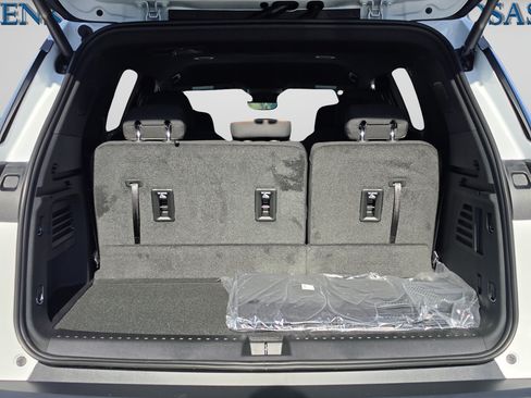 New 2027 Chevrolet Traverse LT w/ Driver Confidence Package FWD image 15