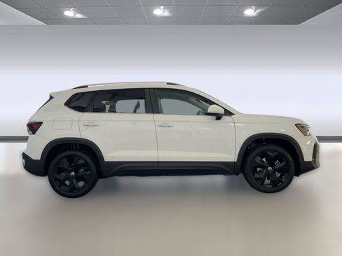 New 2026 Volkswagen Taos SE image 8