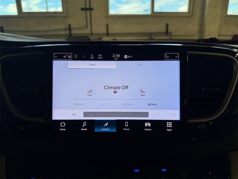 Used 2024 Chrysler Pacifica Touring-L image 30