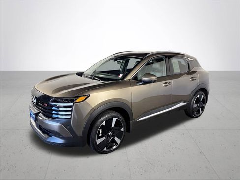 Used 2025 Nissan Kicks SR AWD/4WD image 2