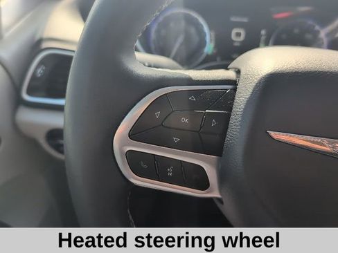 Used 2024 Chrysler Pacifica Touring-L image 9