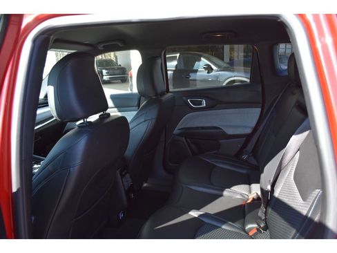 Used 2024 Jeep Compass Latitude image 10