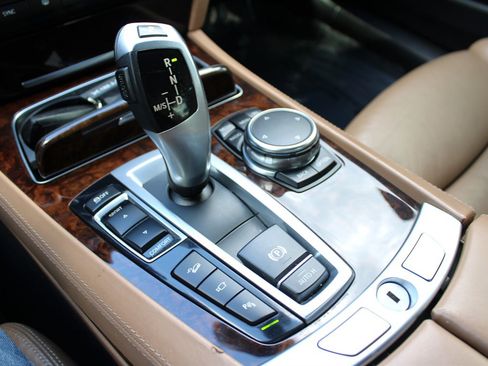 Used 2015 BMW 750Li xDrive image 26