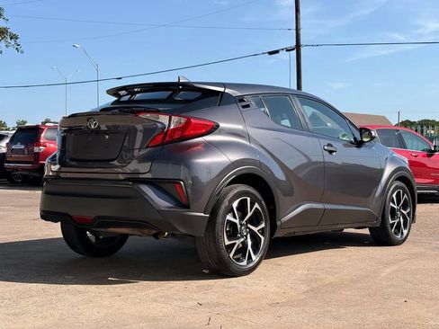 Used 2018 Toyota C-HR XLE FWD image 3