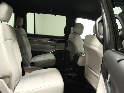 Used 2025 Jeep Wagoneer Series III image 18