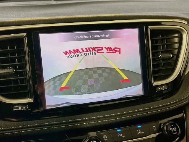 Used 2025 Chrysler Pacifica Limited FWD image 19