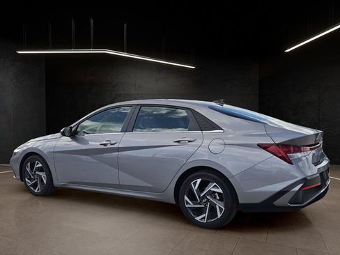 Used 2025 Hyundai Elantra SEL FWD image 5