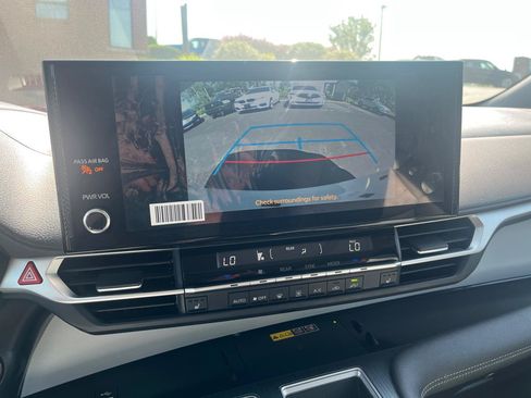 Used 2025 Toyota Sienna XLE FWD image 13