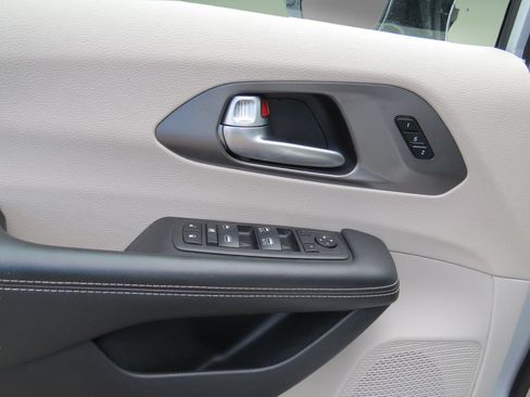 Used 2024 Chrysler Pacifica Touring-L FWD image 18
