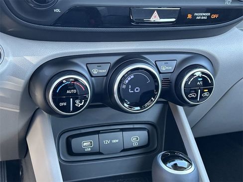 New 2025 Hyundai Venue SEL image 24