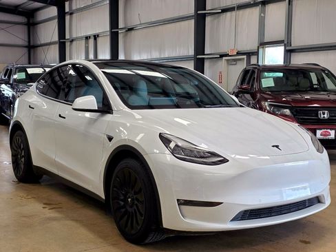 Used 2021 Tesla Model Y Long Range AWD/4WD image 3