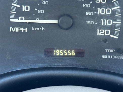 Used 2002 Chevrolet Malibu V6 w/ Preferred Equipment Group 1 FWD image 25