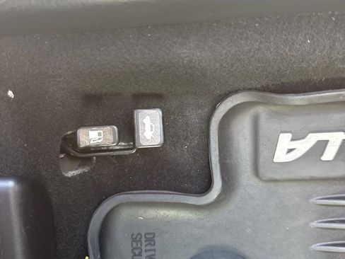 Used 2018 Toyota Corolla LE FWD image 29