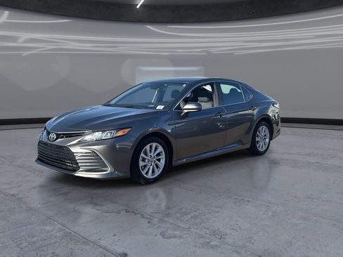 Used 2022 Toyota Camry LE w/ Carpet Mat Package (TMS) image 3