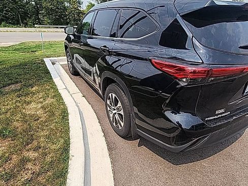 Used 2021 Toyota Highlander XLE AWD/4WD image 9