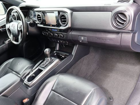 Used 2019 Toyota Tacoma TRD Sport w/ TRD Premium Sport Package AWD/4WD image 26