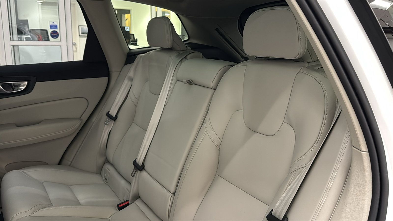 Used 2024 Volvo XC60 B5 Ultimate w/ Protection Package Premier AWD/4WD image 26