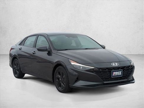 Used 2023 Hyundai Elantra SEL w/ Preferred Accessory Package image 3