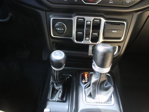 Used 2023 Jeep Wrangler Unlimited Sahara w/ LED Lighting Group AWD/4WD image 32