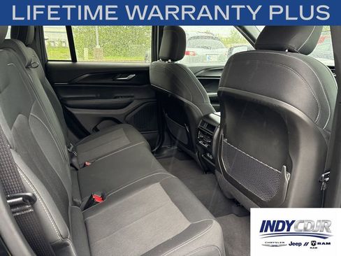 Used 2025 Jeep Grand Cherokee Laredo AWD/4WD image 13