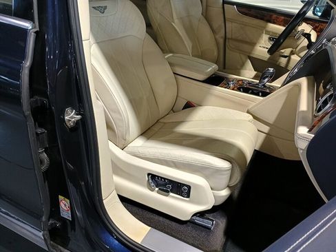 Used 2017 Bentley Bentayga AWD/4WD image 35