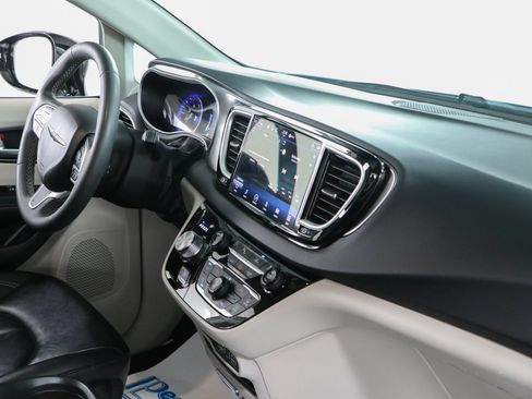 Used 2024 Chrysler Pacifica Touring-L FWD image 26